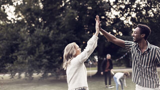 Familie på fire leker sammen på gulvet